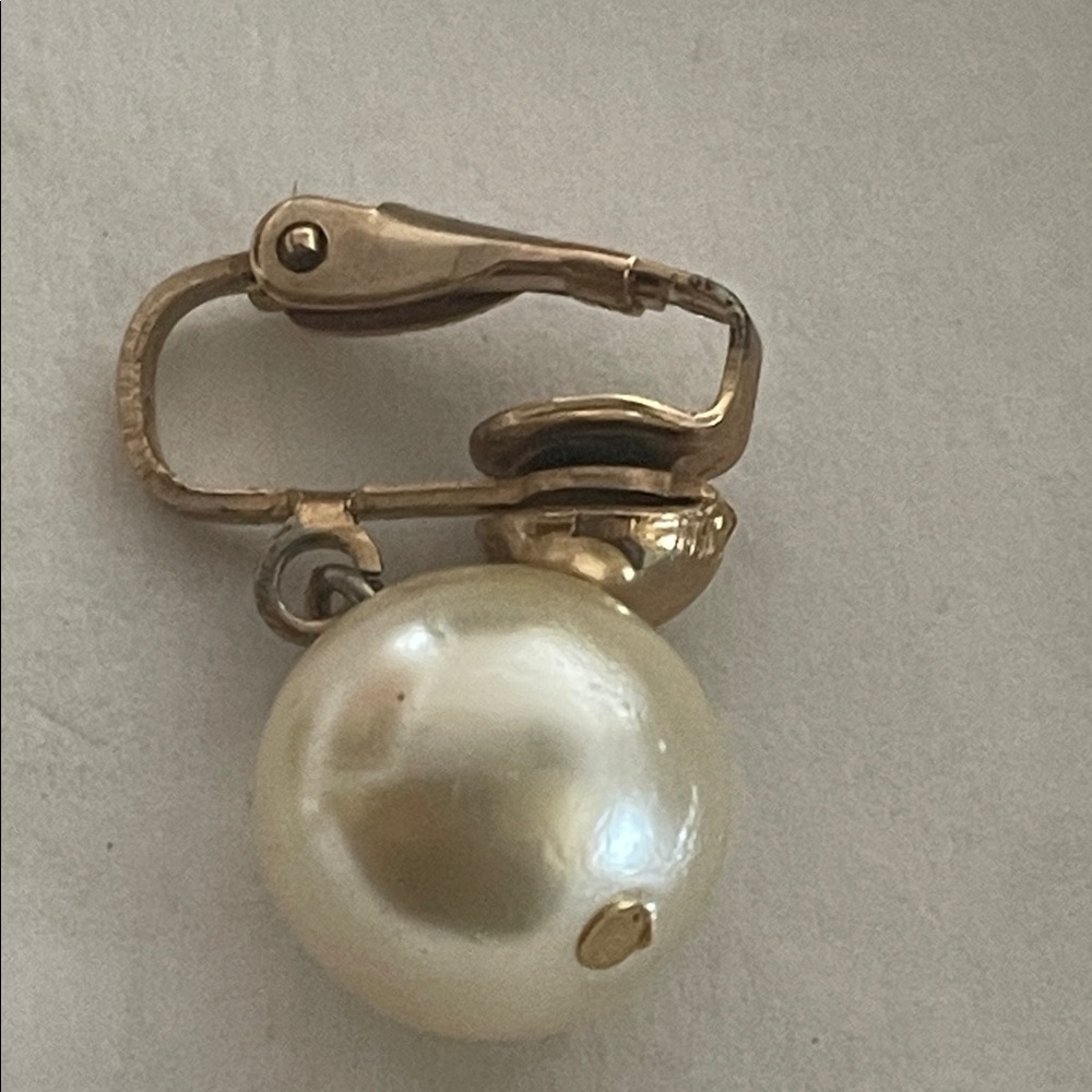 Elegant Gold-tone and Pearl Drop Earrings - no markings - Picture 5 of 10